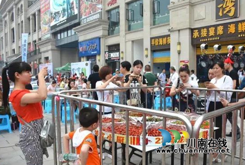 千人坝坝宴!泸州第二届小龙虾美食节嗨翻天!(图2) 千人坝坝宴!泸州第二届小龙虾美食节嗨翻天!(图2)
