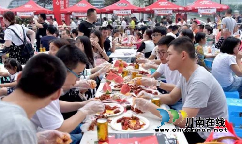 千人坝坝宴!泸州第二届小龙虾美食节嗨翻天!(图11) 千人坝坝宴!泸州第二届小龙虾美食节嗨翻天!(图11)