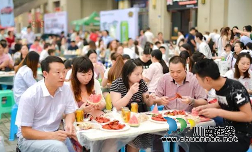 千人坝坝宴!泸州第二届小龙虾美食节嗨翻天!(图12) 千人坝坝宴!泸州第二届小龙虾美食节嗨翻天!(图12)