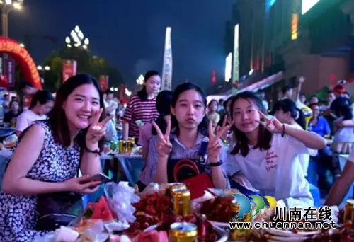 千人坝坝宴!泸州第二届小龙虾美食节嗨翻天!(图14) 千人坝坝宴!泸州第二届小龙虾美食节嗨翻天!(图14)
