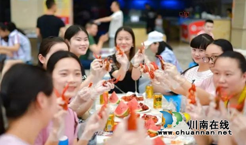 千人坝坝宴!泸州第二届小龙虾美食节嗨翻天!(图16) 千人坝坝宴!泸州第二届小龙虾美食节嗨翻天!(图16)