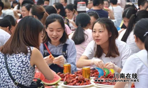 千人坝坝宴!泸州第二届小龙虾美食节嗨翻天!(图15) 千人坝坝宴!泸州第二届小龙虾美食节嗨翻天!(图15)