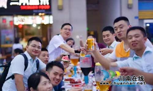 千人坝坝宴!泸州第二届小龙虾美食节嗨翻天!(图18) 千人坝坝宴!泸州第二届小龙虾美食节嗨翻天!(图18)