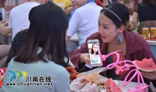 千人坝坝宴!泸州第二届小龙虾美食节嗨翻天!(图20) 千人坝坝宴!泸州第二届小龙虾美食节嗨翻天!(图20)