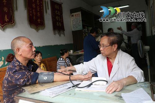 泸州七旬老中医赵邦全 用仁医仁术拯救生命(图2) 泸州七旬老中医赵邦全 用仁医仁术拯救生命(图2)
