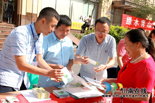 泸州市龙马潭区:集中宣传提升环保意识(图2) 泸州市龙马潭区:集中宣传提升环保意识(图2)