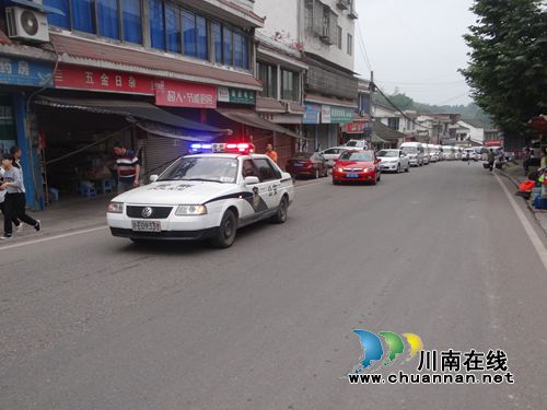 叙永马岭:学子踏上高考征程 警车开道保驾护航(图1) 叙永马岭:学子踏上高考征程 警车开道保驾护航(图1)