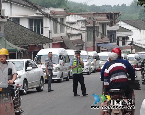 叙永马岭：学子踏上高考征程&nbsp;警车开道保驾护航