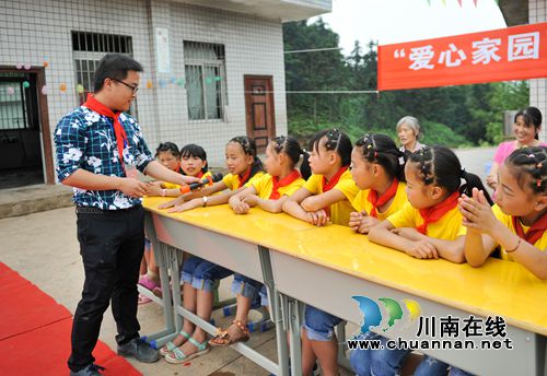 西南医大附院连续三年到叙永旺龙村小扶贫助学(图6) 西南医大附院连续三年到叙永旺龙村小扶贫助学(图6)
