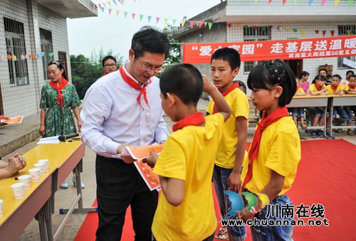 西南医大附院连续三年到叙永旺龙村小扶贫助学(图10) 西南医大附院连续三年到叙永旺龙村小扶贫助学(图10)