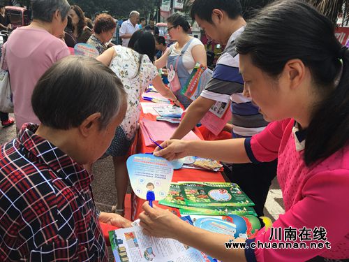 红星街道：赠送万把扇子&nbsp;劲吹“廉政清风”(图1)