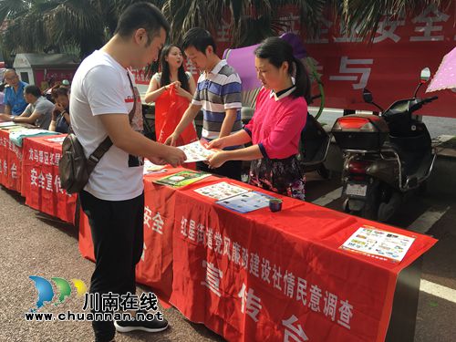 红星街道：赠送万把扇子&nbsp;劲吹“廉政清风”(图2)