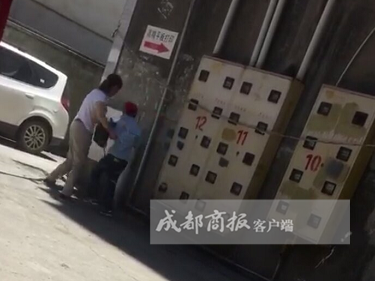 9秒打8拳&nbsp;网传宜宾母亲当街暴打儿子亲妈回应