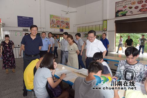 叙永县委书记陈景强、县长唐杰看望勉励高考考生