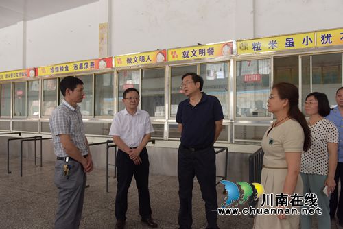 叙永县委书记陈景强、县长唐杰看望勉励高考考生(图2) 叙永县委书记陈景强、县长唐杰看望勉励高考考生(图2)