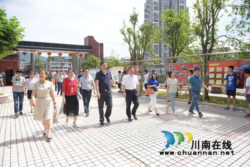 叙永县委书记陈景强、县长唐杰看望勉励高考考生(图3) 叙永县委书记陈景强、县长唐杰看望勉励高考考生(图3)