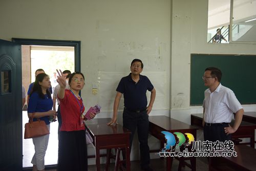 叙永县委书记陈景强、县长唐杰看望勉励高考考生(图4) 叙永县委书记陈景强、县长唐杰看望勉励高考考生(图4)