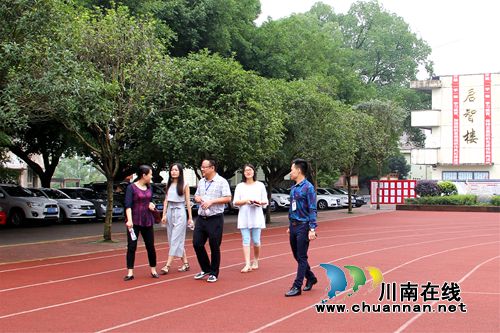 李乙巧一行到合江九支中学开展学校共青团工作调研(图3) 李乙巧一行到合江九支中学开展学校共青团工作调研(图3)