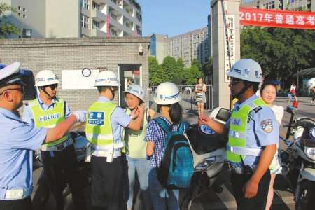 考生晕车 宜宾交警警摩紧急送考(图2) 考生晕车 宜宾交警警摩紧急送考(图2)