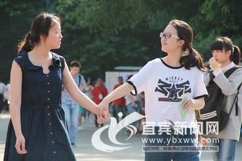 宜宾高考素描:三万学子迎考 牵动无数人(图2) 宜宾高考素描:三万学子迎考 牵动无数人(图2)
