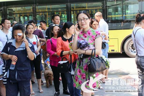 宜宾高考素描:三万学子迎考 牵动无数人(图4) 宜宾高考素描:三万学子迎考 牵动无数人(图4)