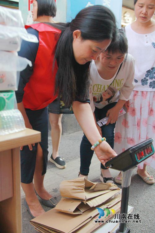 龙马潭:“以物换物”激励市民垃圾分类回收(图3) 龙马潭:“以物换物”激励市民垃圾分类回收(图3)