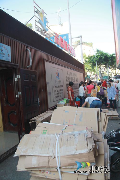 龙马潭:“以物换物”激励市民垃圾分类回收(图2) 龙马潭:“以物换物”激励市民垃圾分类回收(图2)
