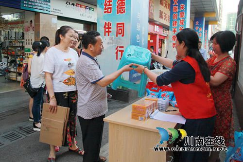 龙马潭:“以物换物”激励市民垃圾分类回收(图4) 龙马潭:“以物换物”激励市民垃圾分类回收(图4)