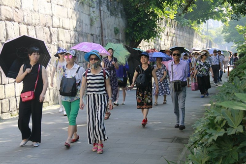 宜宾市南溪迎来首个500人旅游大团(图1) 宜宾市南溪迎来首个500人旅游大团(图1)