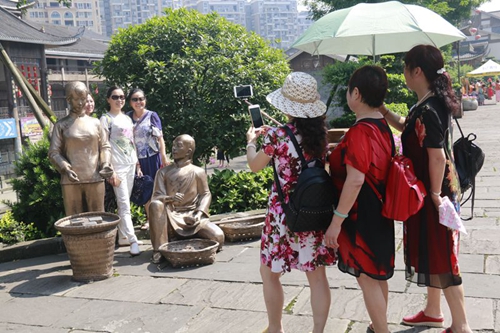 宜宾市南溪迎来首个500人旅游大团(图4) 宜宾市南溪迎来首个500人旅游大团(图4)