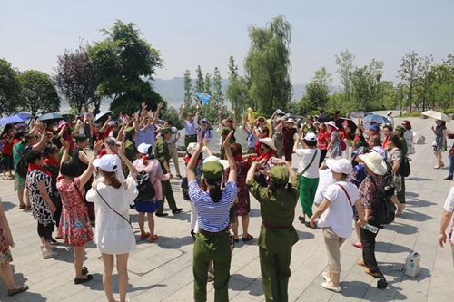 宜宾市南溪迎来首个500人旅游大团(图6) 宜宾市南溪迎来首个500人旅游大团(图6)