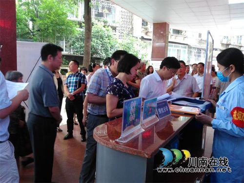 纳溪区委书记徐利督查纳溪区人民医院创文工作(图2) 纳溪区委书记徐利督查纳溪区人民医院创文工作(图2)