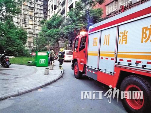 内江一小区起火&nbsp;消防通道被堵消防员徒步灭火