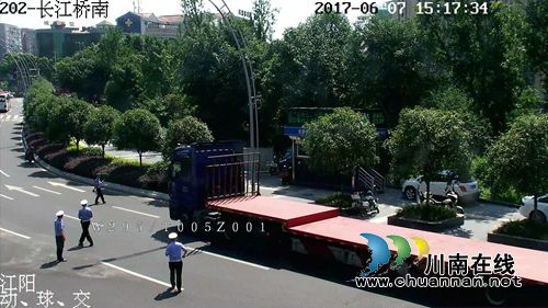 泸州：货车司机私拆号牌被逮&nbsp;面临扣12分重罚