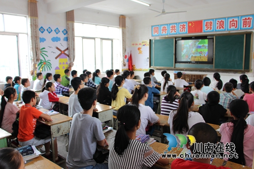 文明出行爱惜生命 成自泸高速交警传授安全课(图2) 文明出行爱惜生命 成自泸高速交警传授安全课(图2)