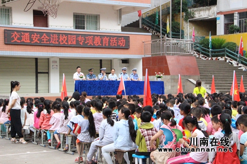 文明出行爱惜生命 成自泸高速交警传授安全课(图3) 文明出行爱惜生命 成自泸高速交警传授安全课(图3)