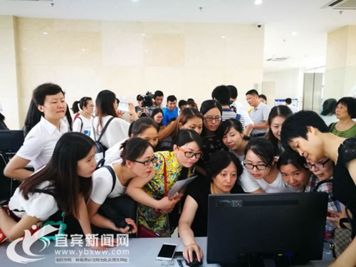 国际档案日 市民走进档案馆感受“宜宾历史”(图1) 国际档案日 市民走进档案馆感受“宜宾历史”(图1)