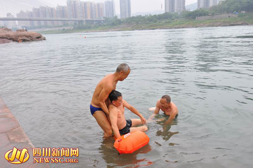 宜宾渔民一年救6名落水者&nbsp;获街道褒奖3000元(图4)