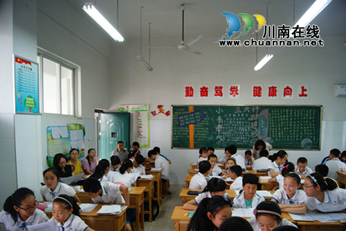 泸州十八中承办龙马潭区第三学区教学“开放日”活动(图1) 泸州十八中承办龙马潭区第三学区教学“开放日”活动(图1)