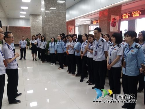 自贸区办税服务大厅:零距离服务纳税人(图4) 自贸区办税服务大厅:零距离服务纳税人(图4)