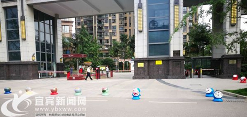 宜宾22岁小伙街头涂鸦&nbsp;石墩变身“蓝胖子”(图2)