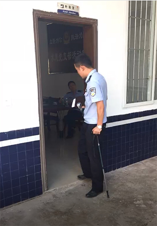 杵着拐棍上战场 泸州民警一夜抓获4名涉毒人员(图1) 杵着拐棍上战场 泸州民警一夜抓获4名涉毒人员(图1)