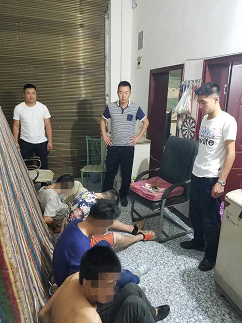杵着拐棍上战场 泸州民警一夜抓获4名涉毒人员(图2) 杵着拐棍上战场 泸州民警一夜抓获4名涉毒人员(图2)