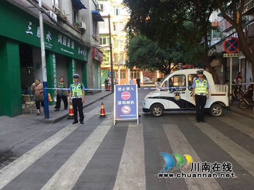 宜宾县交管大队圆满完成2017年高考道路交通安保任务(图2) 宜宾县交管大队圆满完成2017年高考道路交通安保任务(图2)
