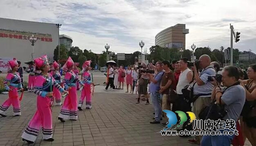 贵州一群苗族姑娘竟在成都宜宾做这种事……(图1) 贵州一群苗族姑娘竟在成都宜宾做这种事……(图1)