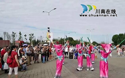 贵州一群苗族姑娘竟在成都宜宾做这种事……