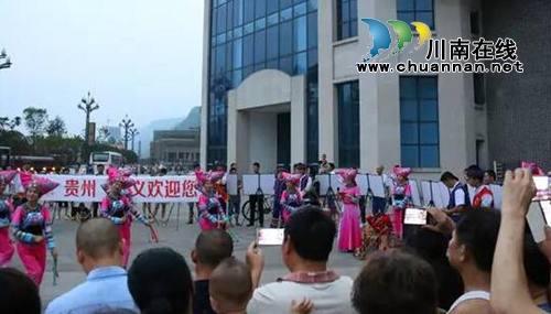 贵州一群苗族姑娘竟在成都宜宾做这种事……(图5) 贵州一群苗族姑娘竟在成都宜宾做这种事……(图5)
