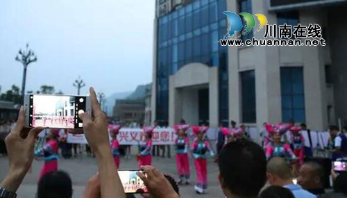 贵州一群苗族姑娘竟在成都宜宾做这种事……(图7) 贵州一群苗族姑娘竟在成都宜宾做这种事……(图7)