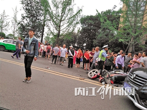 内江：出租车双实线掉头&nbsp;撞飞“两轮”司机(图1)