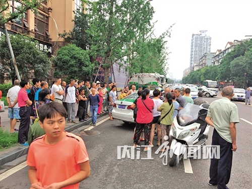 内江：出租车双实线掉头&nbsp;撞飞“两轮”司机(图2)